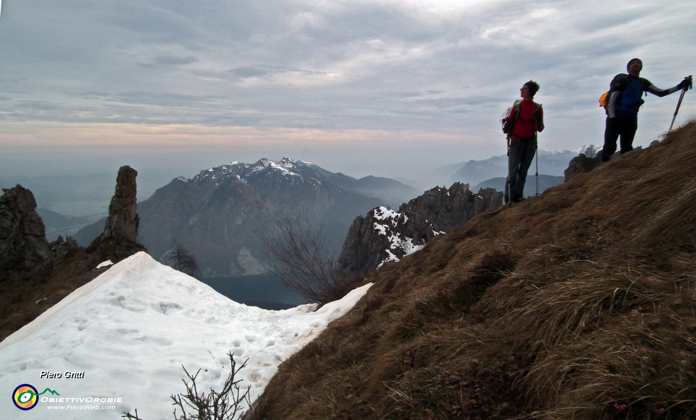 66 con vista in Moregallo e Corni di Canzo.JPG